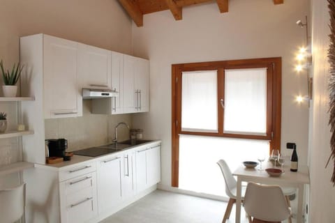 Coffee/tea facilities, Kitchen or kitchenette, Dining area, stove