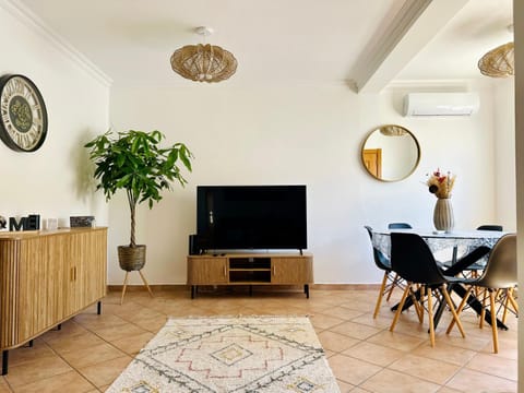 Communal lounge/ TV room, TV and multimedia, Living room, Seating area, Dining area