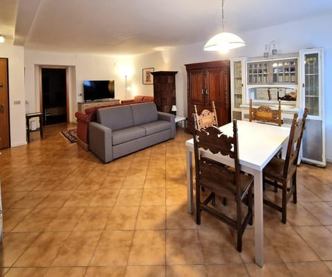 TV and multimedia, Kitchen or kitchenette, Living room, Seating area, Dining area