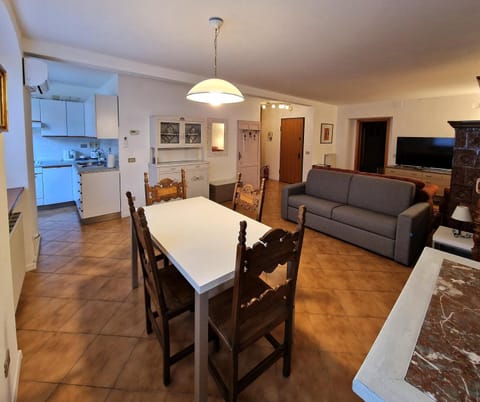 TV and multimedia, Kitchen or kitchenette, Living room, Dining area, stove