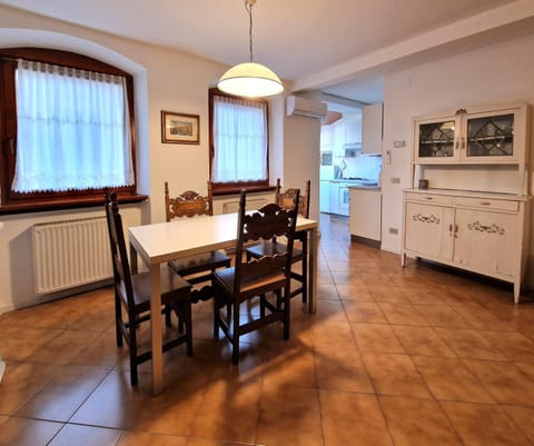 Kitchen or kitchenette, Dining area, stove