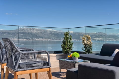 Day, Natural landscape, View (from property/room), Balcony/Terrace, Seating area, Mountain view, Sea view