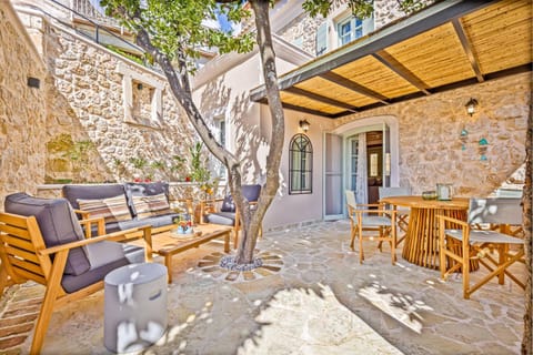 Patio, Day, Seating area, Dining area, Inner courtyard view