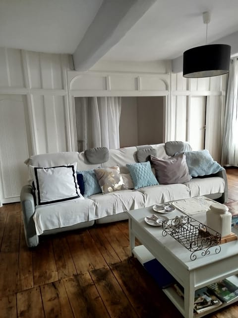 Bed, Living room