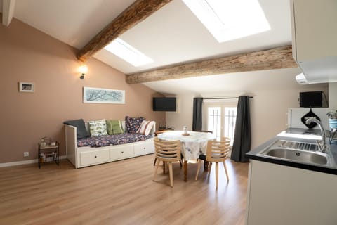 Kitchen or kitchenette, Seating area, Dining area