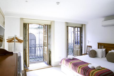 Photo of the whole room, towels, air conditioner