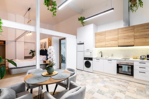 Coffee/tea facilities, Kitchen or kitchenette, Dining area, stove, washing machine