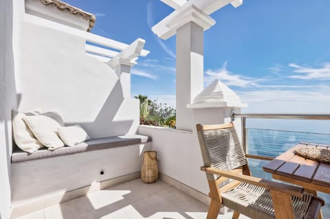 Patio, View (from property/room), Balcony/Terrace, Living room, Seating area, Dining area, Sea view