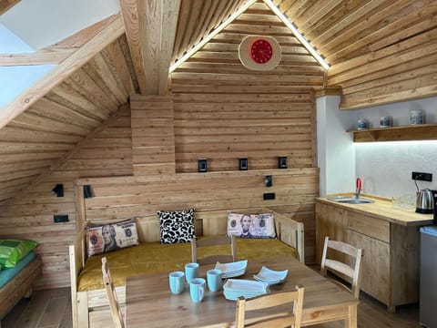 Coffee/tea facilities, Kitchen or kitchenette, Living room, Seating area, Dining area