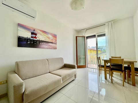 TV and multimedia, Living room, Seating area, Dining area, air conditioner