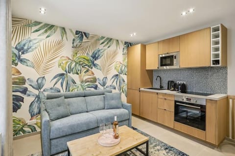 Coffee/tea facilities, Kitchen or kitchenette, Living room, Seating area, stove