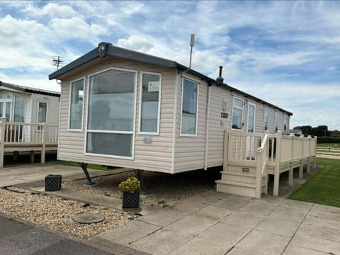 Property building, Balcony/Terrace, Seating area, Location, Parking