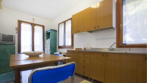 Kitchen or kitchenette, Dining area, stove