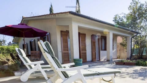 Property building, Day, Garden, Garden view, sunbed