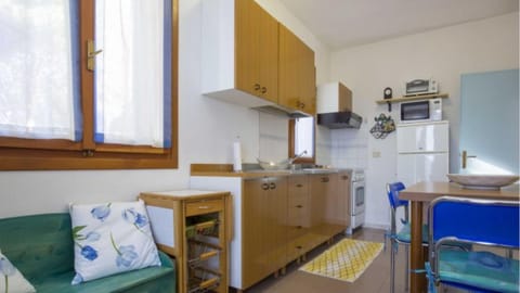 Kitchen or kitchenette, Dining area, oven, stove