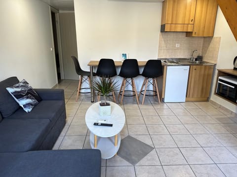 Kitchen or kitchenette, Living room, Seating area, Dining area