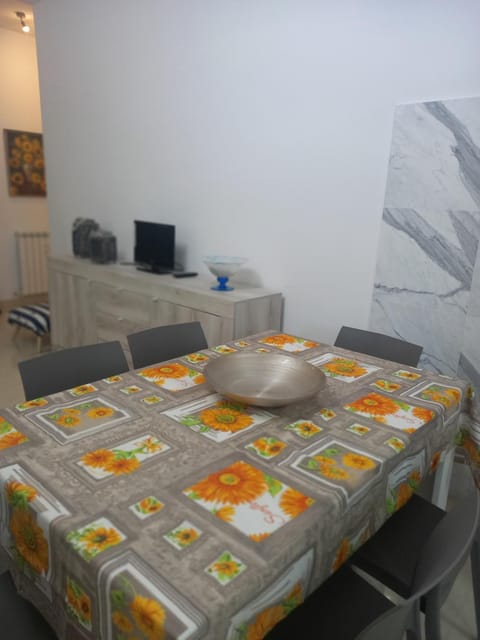 Communal lounge/ TV room, TV and multimedia, Living room, Seating area, Dining area