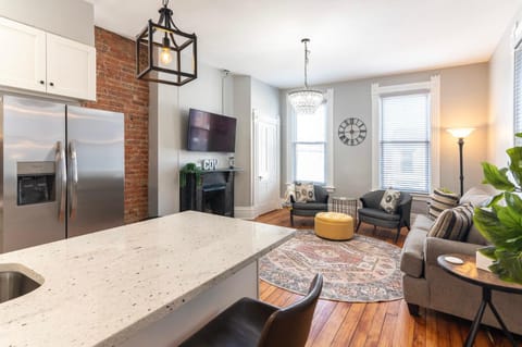 Main Street 2BR, Walk to Bars, Stadiums, Downtown Apartment in Covington