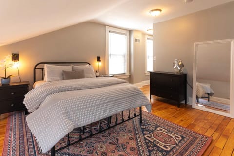 Main Street 2BR, Walk to Bars, Stadiums, Downtown Apartment in Covington