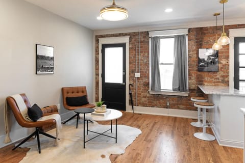 2BR Townhome with Parking - Walk to Stadiums & Downtown House in Covington