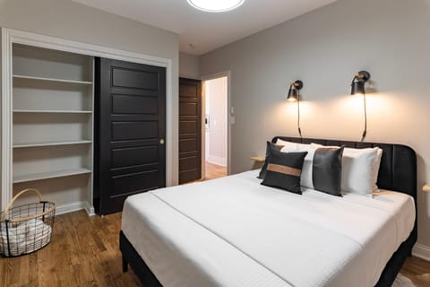 2BR Townhome with Parking - Walk to Stadiums & Downtown House in Covington