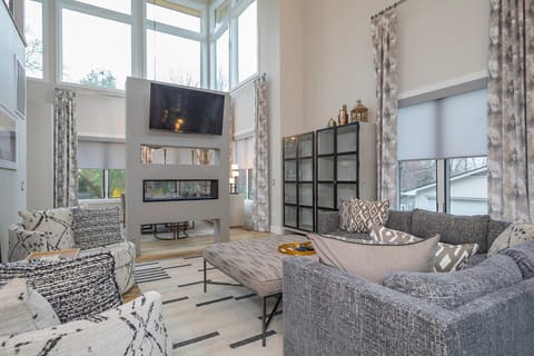 Skyview Oasis Modern Build 1 Mile from Downtown Black Mtn! House in Black Mountain