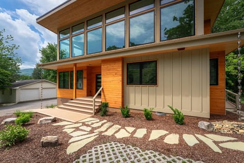 Skyview Oasis Modern Build 1 Mile from Downtown Black Mtn! House in Black Mountain