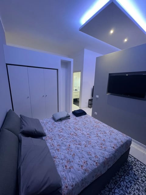 Bed, TV and multimedia, Photo of the whole room, Bedroom