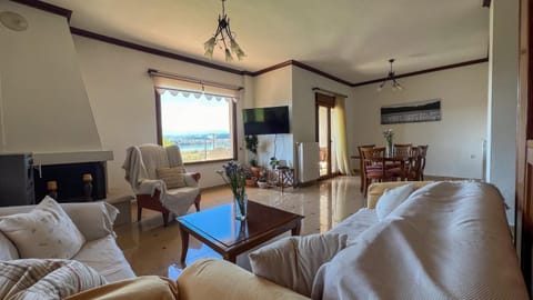 TV and multimedia, Living room, Seating area, Dining area