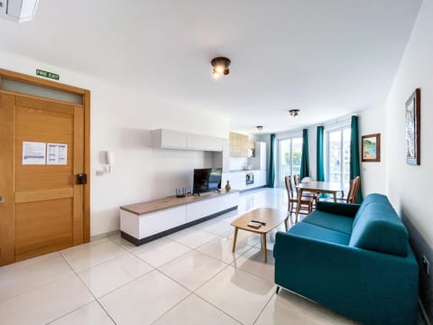 Bed, TV and multimedia, Kitchen or kitchenette, Living room, Photo of the whole room, Seating area, Dining area