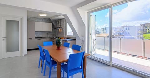 Coffee/tea facilities, View (from property/room), Balcony/Terrace, Kitchen or kitchenette, Living room, Dining area, dishwasher, oven, stove, air conditioner