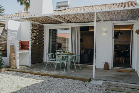 Property building, Patio, Day, Balcony/Terrace, Dining area