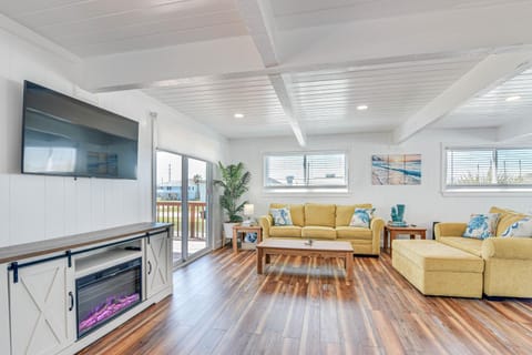 Enjoy the View, Walk to Beach! Galveston Hideaway House in Galveston Island