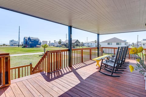 Enjoy the View, Walk to Beach! Galveston Hideaway House in Galveston Island