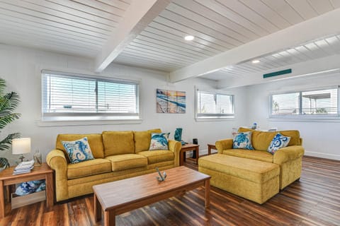 Enjoy the View, Walk to Beach! Galveston Hideaway House in Galveston Island