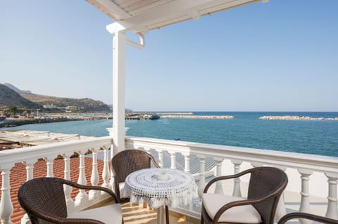 Natural landscape, Balcony/Terrace, Balcony/Terrace, Dining area, Beach, Mountain view