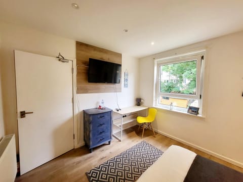 Bed, TV and multimedia, Photo of the whole room, Bedroom