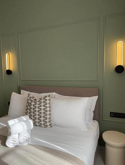 Bed, Bedroom, towels