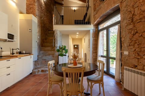 Kitchen or kitchenette, Seating area