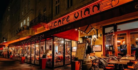 Restaurant/places to eat, People, Neighbourhood
