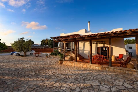 Property building, Patio, Day, Garden, Garden view, Parking