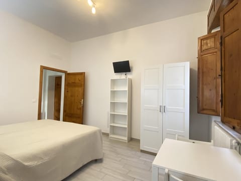 Bed, TV and multimedia, Photo of the whole room, Bedroom, wardrobe