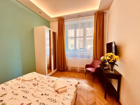 Bed, TV and multimedia, Photo of the whole room, Bedroom, towels, wardrobe