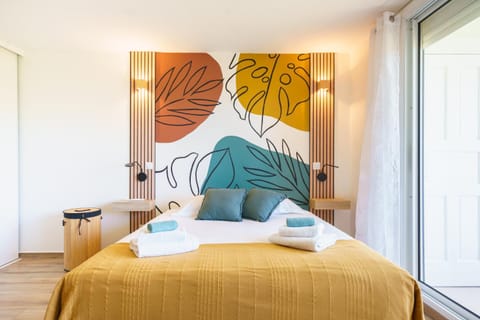Bed, Photo of the whole room, Bedroom, towels