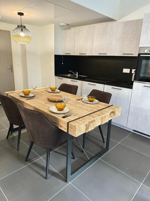 Kitchen or kitchenette, Dining area, minibar, stove