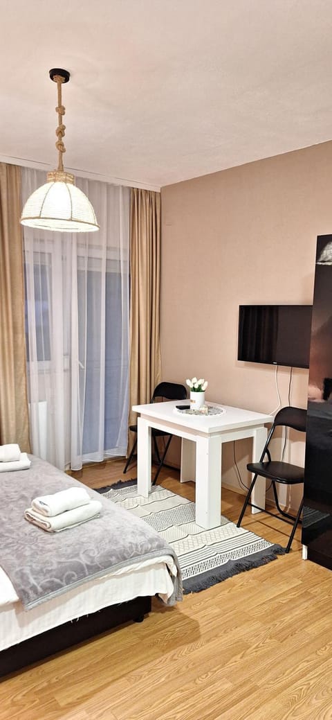 Bed, TV and multimedia, Photo of the whole room, Seating area, Bedroom