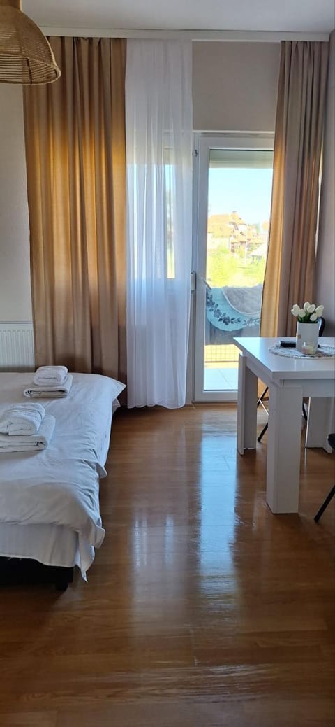 Photo of the whole room, towels