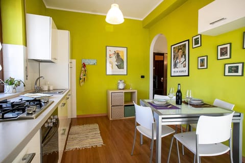 Kitchen or kitchenette, Seating area, Dining area, oven, pet friendly, stove