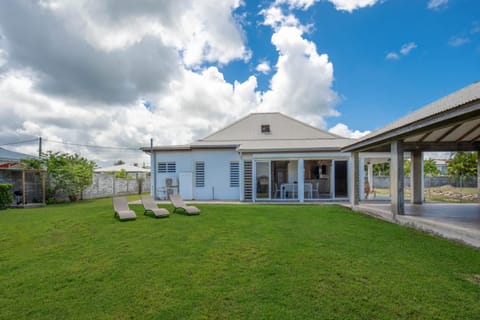 Property building, Facade/entrance, Garden, Garden view, sunbed