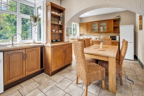 4BR Cottage, Parking, NEC, Birmingham Airport Apartment in Marston Green